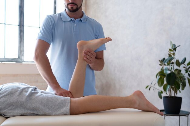 Fisioterapeuta ayudando al paciente a cerrar