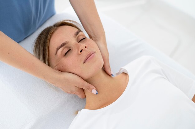 Fisioterapeuta ayudando a una paciente joven