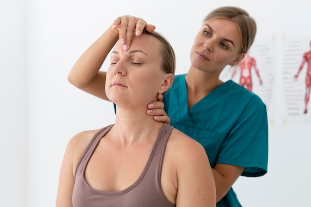 Fisioterapeuta ayudando a un paciente en su clínica