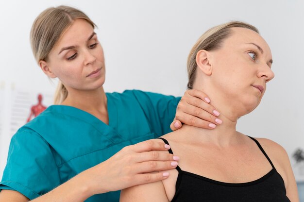 Fisioterapeuta ayudando a un paciente en su clínica