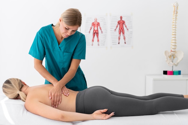 Foto gratuita fisioterapeuta dando un masaje a su paciente