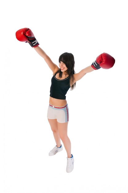 Fit chica con guantes de boxeo