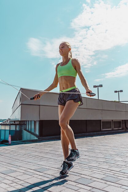 Fit fitness mujer haciendo ejercicios de fitness al aire libre