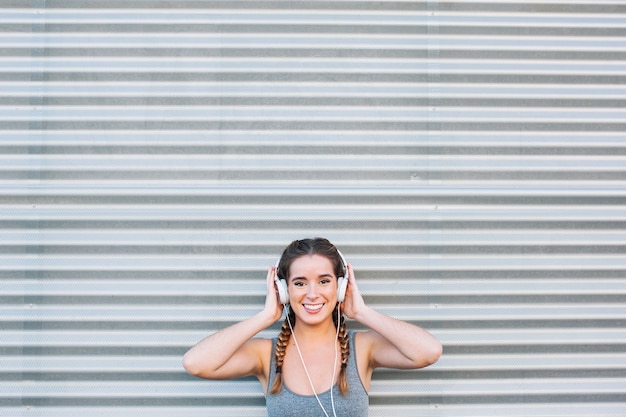 Foto gratuita fit mujer en auriculares