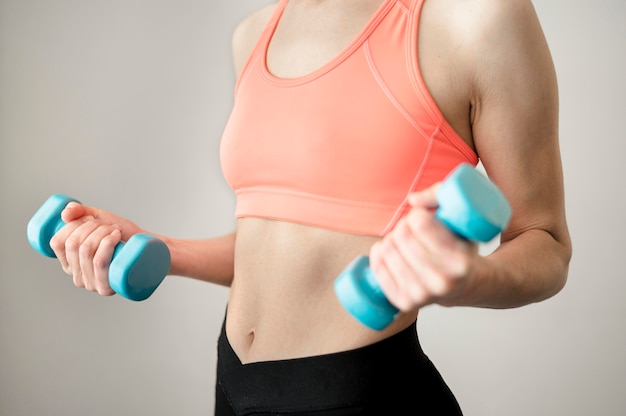 Fit mujer entrenando con pesas