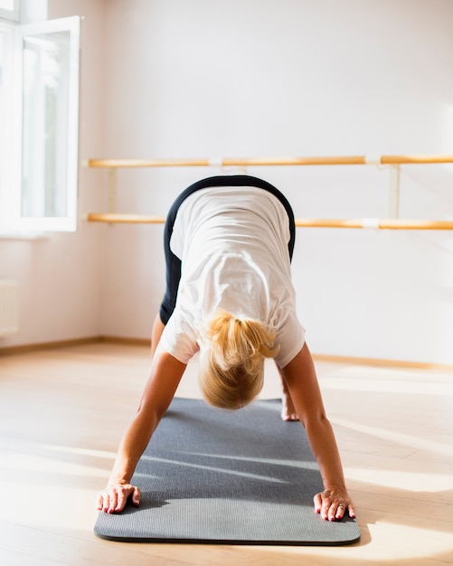 Foto gratuita fit mujer haciendo ejercicio en el gimnasio