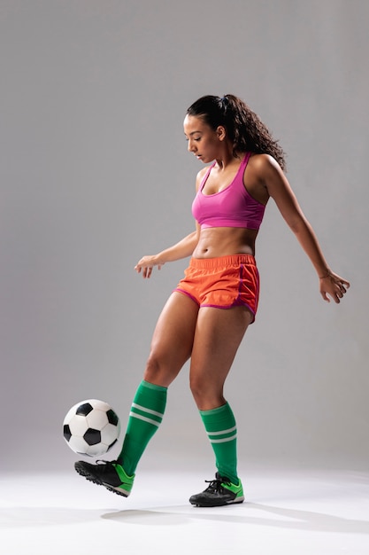 Fit mujer haciendo trucos con pelota