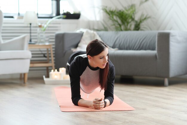 Fitness en casa, ejercicio de mujer