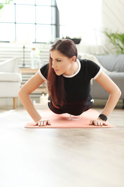 Fitness en casa, ejercicio de mujer