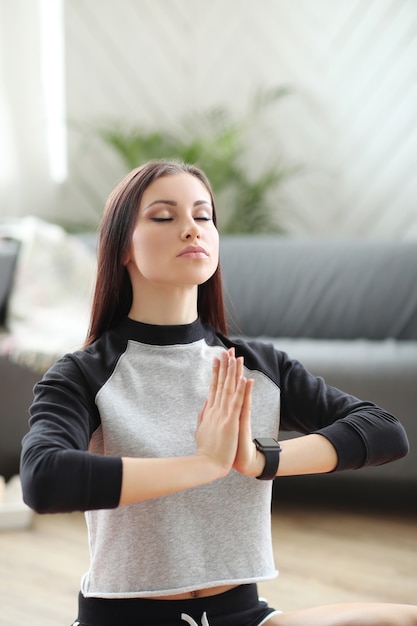 Foto gratuita fitness en casa, mujer meditando