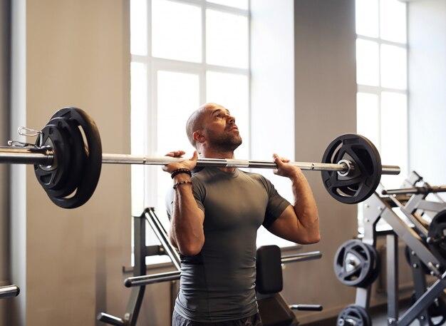 Fitness en el gimnasio, levantamiento de pesas