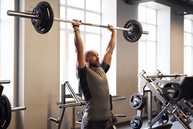 Fitness en el gimnasio, levantamiento de pesas