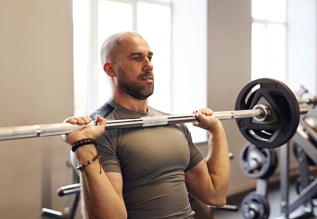 Fitness en el gimnasio, levantamiento de pesas