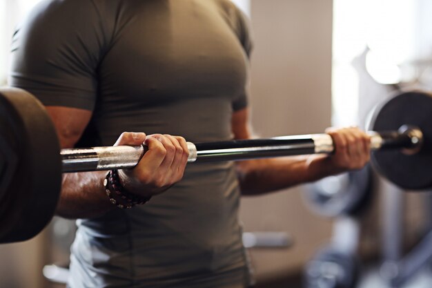 Fitness en el gimnasio, levantamiento de pesas