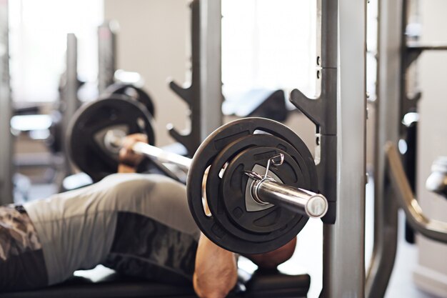 Fitness en el gimnasio, levantamiento de pesas