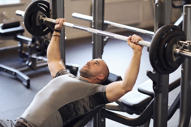 Foto gratuita fitness en el gimnasio, levantamiento de pesas