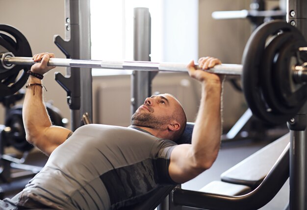 Fitness en el gimnasio, levantamiento de pesas