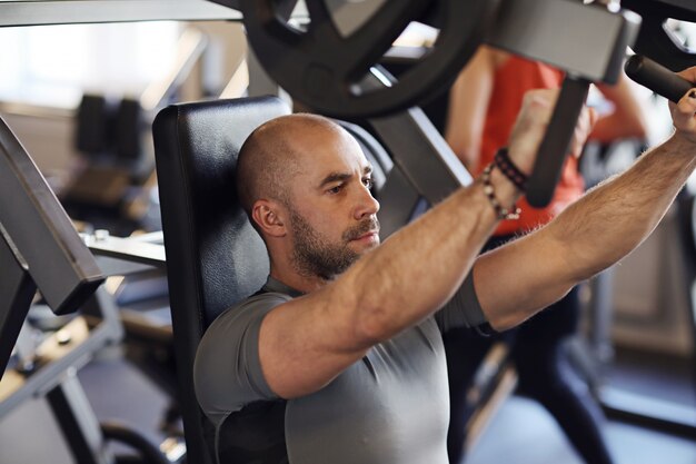 Fitness en el gimnasio, levantamiento de pesas