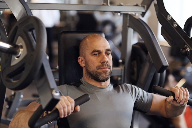 Fitness en el gimnasio, levantamiento de pesas