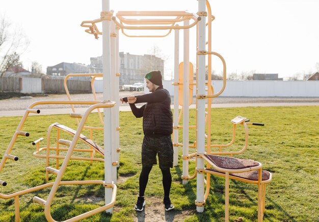 fitness hombre entrenamiento al aire libre vivir activo saludable