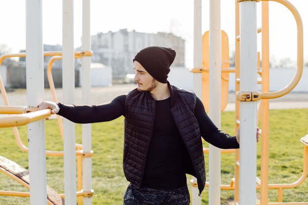 fitness hombre entrenamiento al aire libre vivir activo saludable