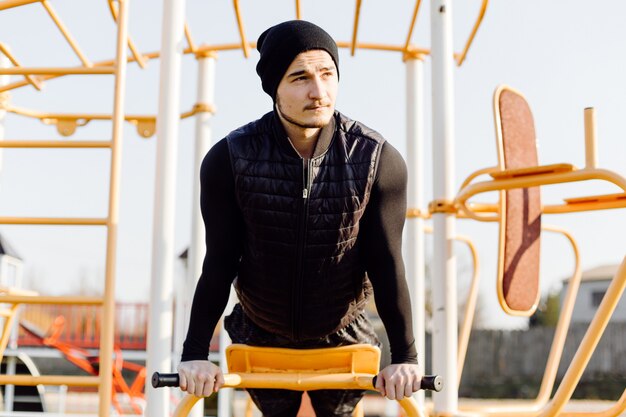 fitness hombre entrenamiento al aire libre vivir activo saludable