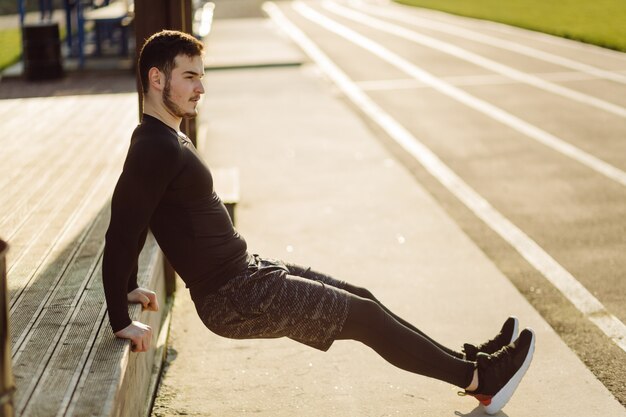 fitness hombre entrenamiento al aire libre vivir activo saludable