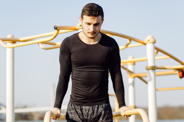 fitness hombre entrenamiento al aire libre vivir activo saludable