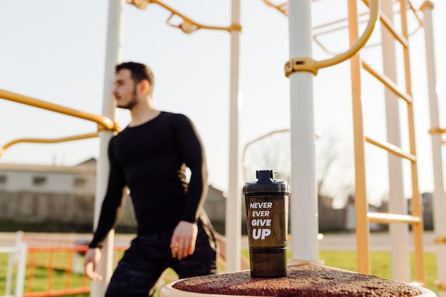 fitness hombre entrenamiento al aire libre vivir activo saludable