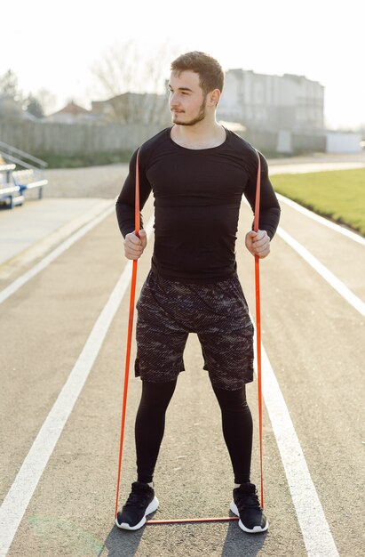 fitness hombre entrenamiento al aire libre vivir activo saludable