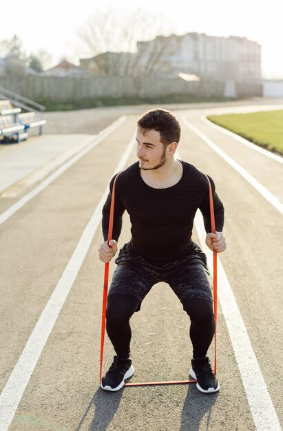 fitness hombre entrenamiento al aire libre vivir activo saludable