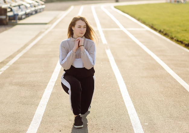 Fitness mujer entrenando al aire libre, viviendo activo saludable