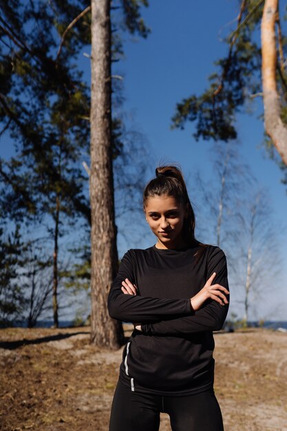 Fitness mujer joven camina en el parque