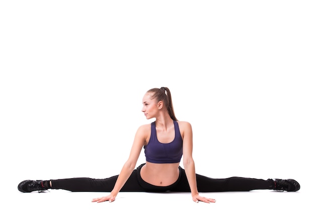 Fitness mujer sonriente sentada en un cordel en un fondo blanco.