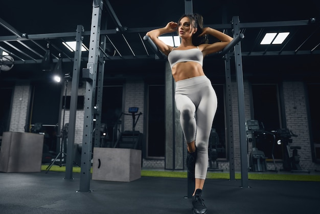 Foto gratuita fitnesswoman posando en el gimnasio