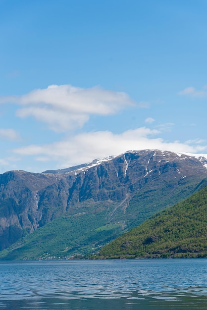 Foto gratuita flam noruega 6 de junio de 2023 montaña