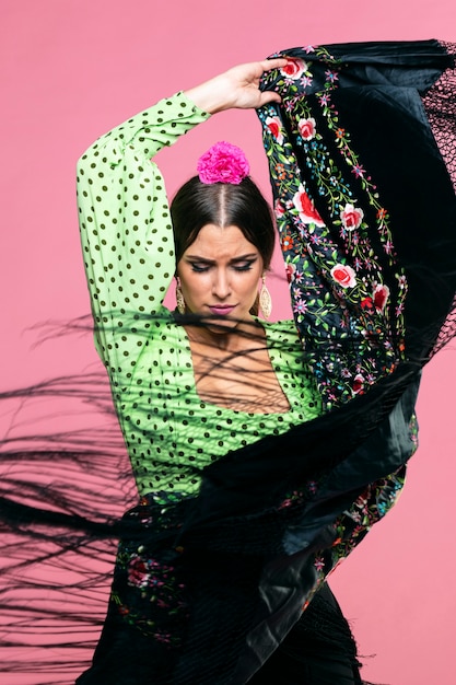 Flamenca actuando con chal manila