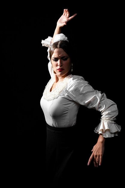 Flamenca actuando y mirando hacia abajo
