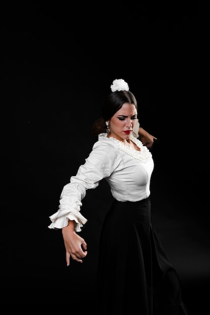 Foto gratuita flamenca bailarina realizando con fondo negro