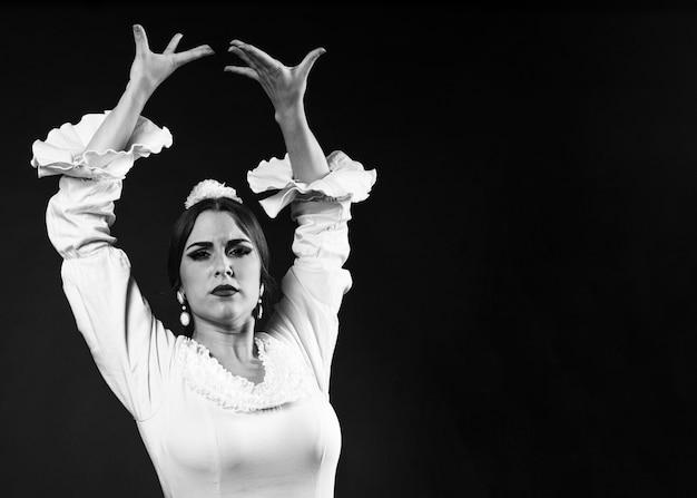 Foto gratuita flamenca en blanco y negro con las manos arriba