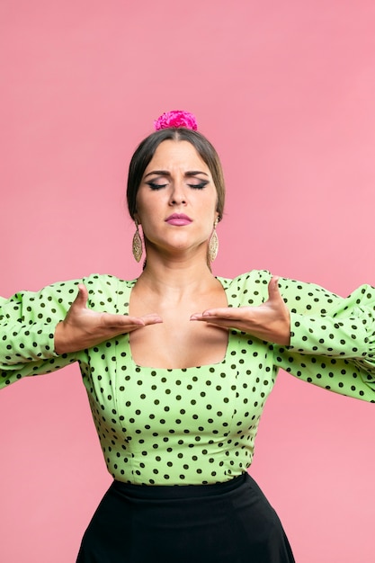 Flamenca enfocada con fondo rosa