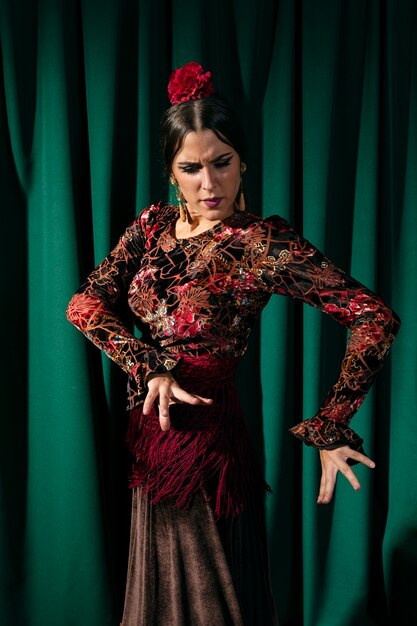 Flamenca realizando floreo tradicional