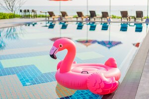 Foto gratuita flamingo flotar alrededor de la piscina en el hotel resort
