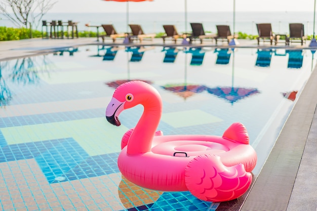 Flamingo flotar alrededor de la piscina en el hotel resort