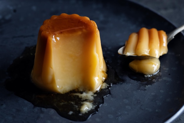 Foto gratuita flan de postre español con salsa servido en plato. de cerca