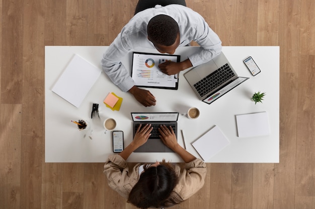 Foto gratuita flat laicos trabajando juntos en la oficina