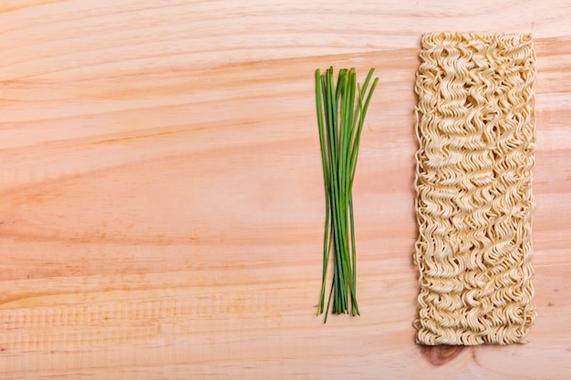 Flat lamen ramen y cebollino con espacio de copia