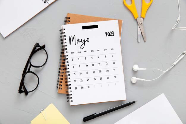 Flat lay 2023 calendario de mayo con gafas