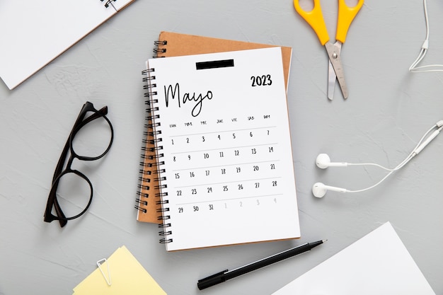 Flat lay 2023 calendario de mayo con gafas