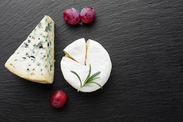 Foto gratuita flat lay blue cheese camembert y uvas con espacio de copia